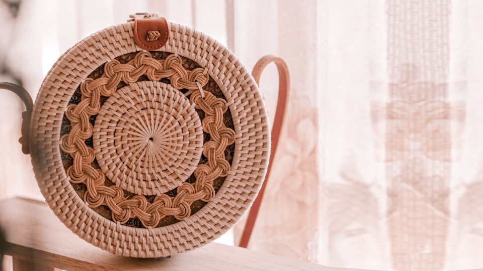 Rattan Round Bag with Flamingo Decoupage Decoration: A Stylish and Sustainable Choice