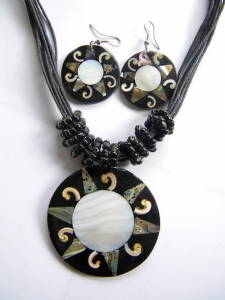 Necklace Shell Pendant Set For Sale